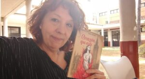 Fotografía de la escritora Reyes Vaccaro