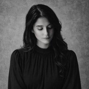 Teresa M. R. autora de  Divine Ruin